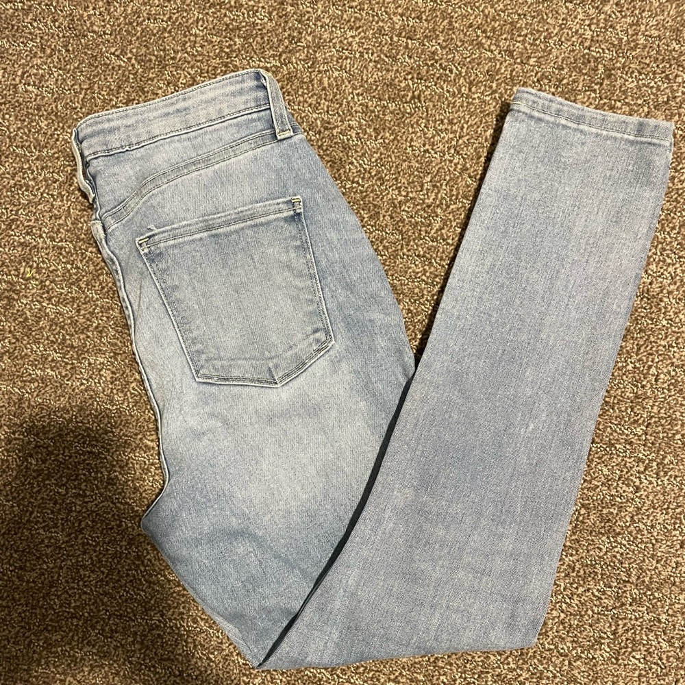 Light wash skinned jeans